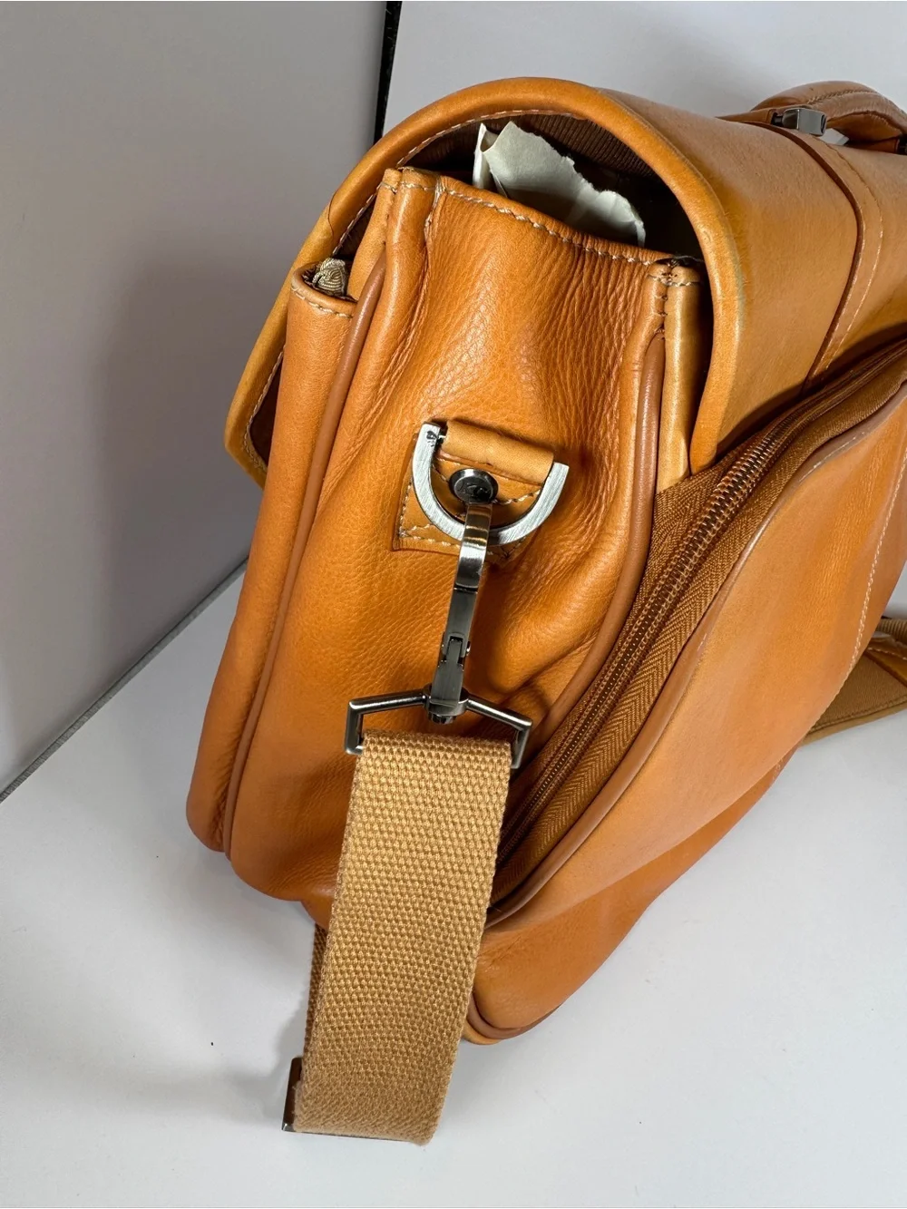 Great condition Kenneth Cole Colombian Leather Messenger Briefcase Portfolio Bag